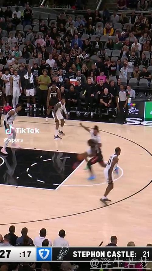 亚历山大截球反击,文班亚马防不住 亚历山大截球反击,文班亚马防不住